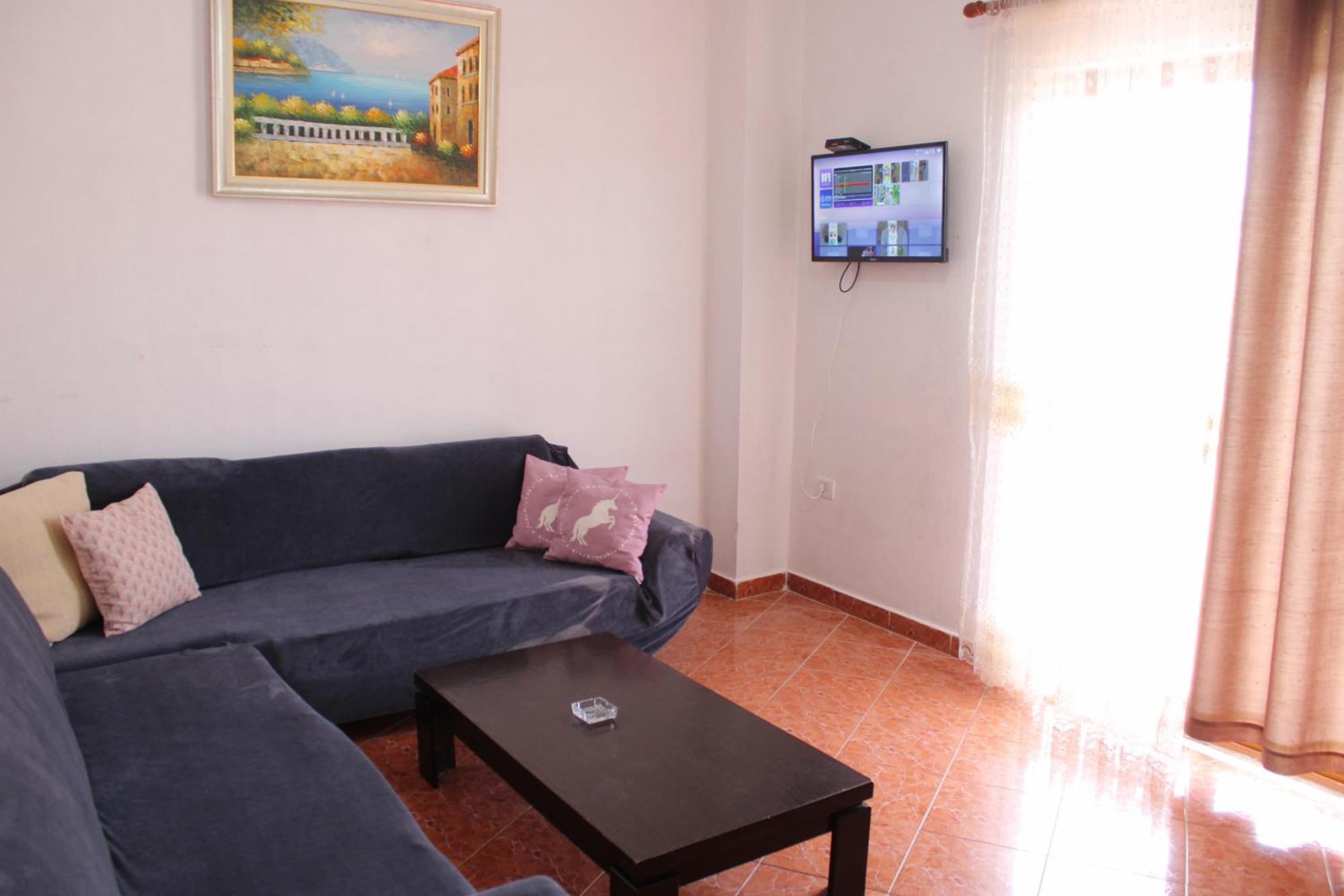 Crew Hostel Тирана Экстерьер фото