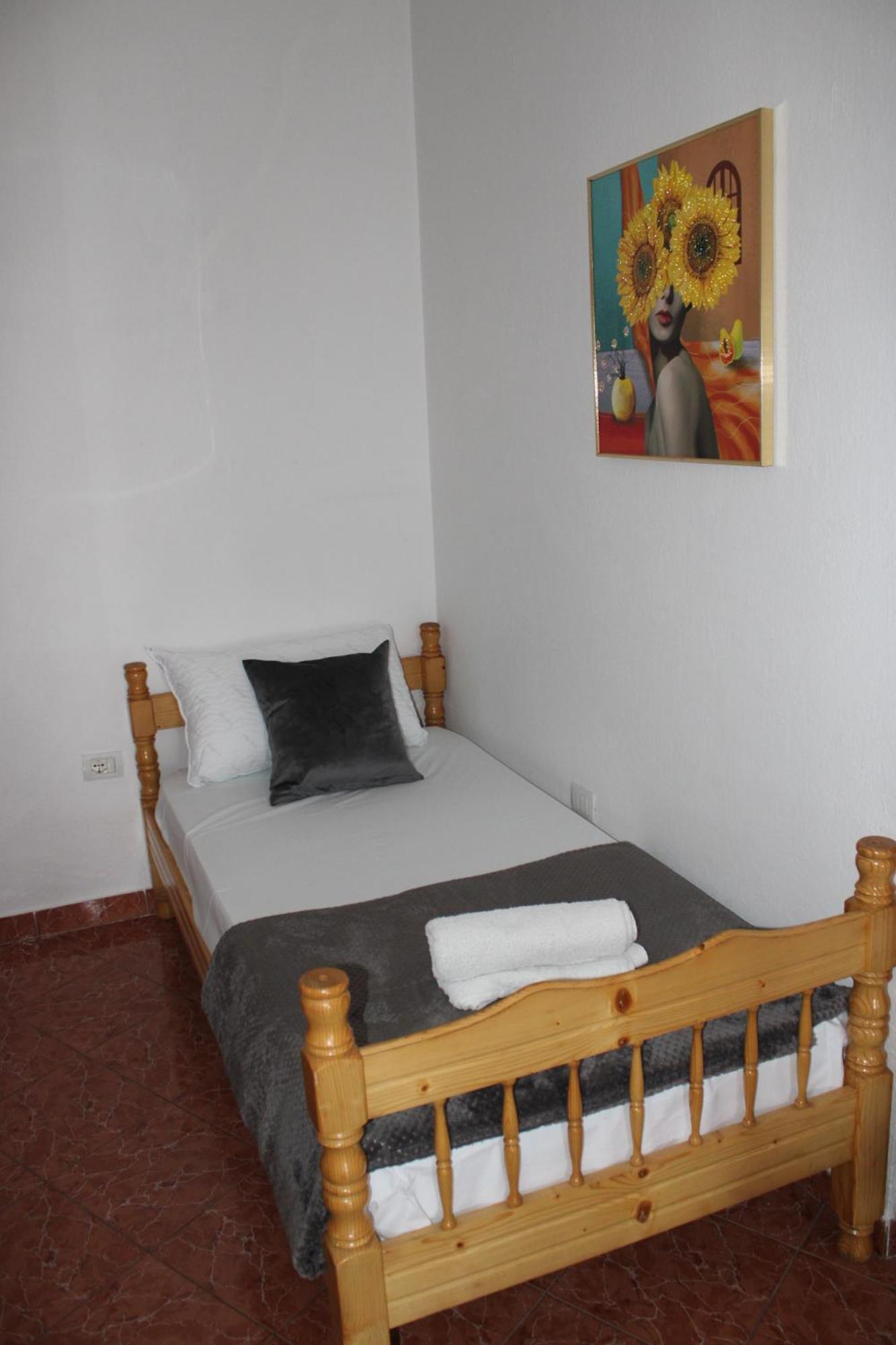 Crew Hostel Тирана Экстерьер фото