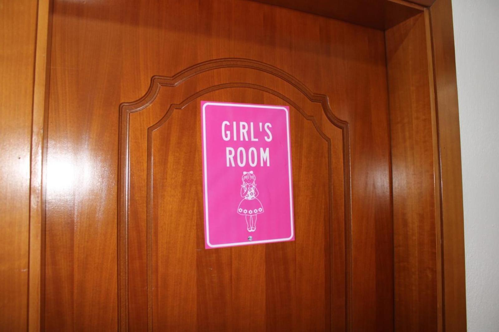 Crew Hostel Тирана Экстерьер фото